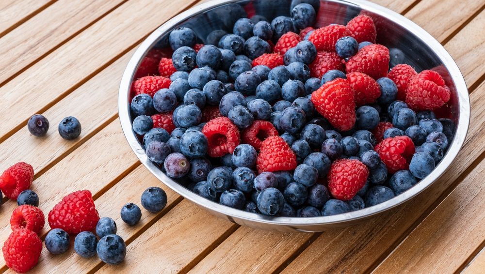 Raspberries and blueberries in bowl